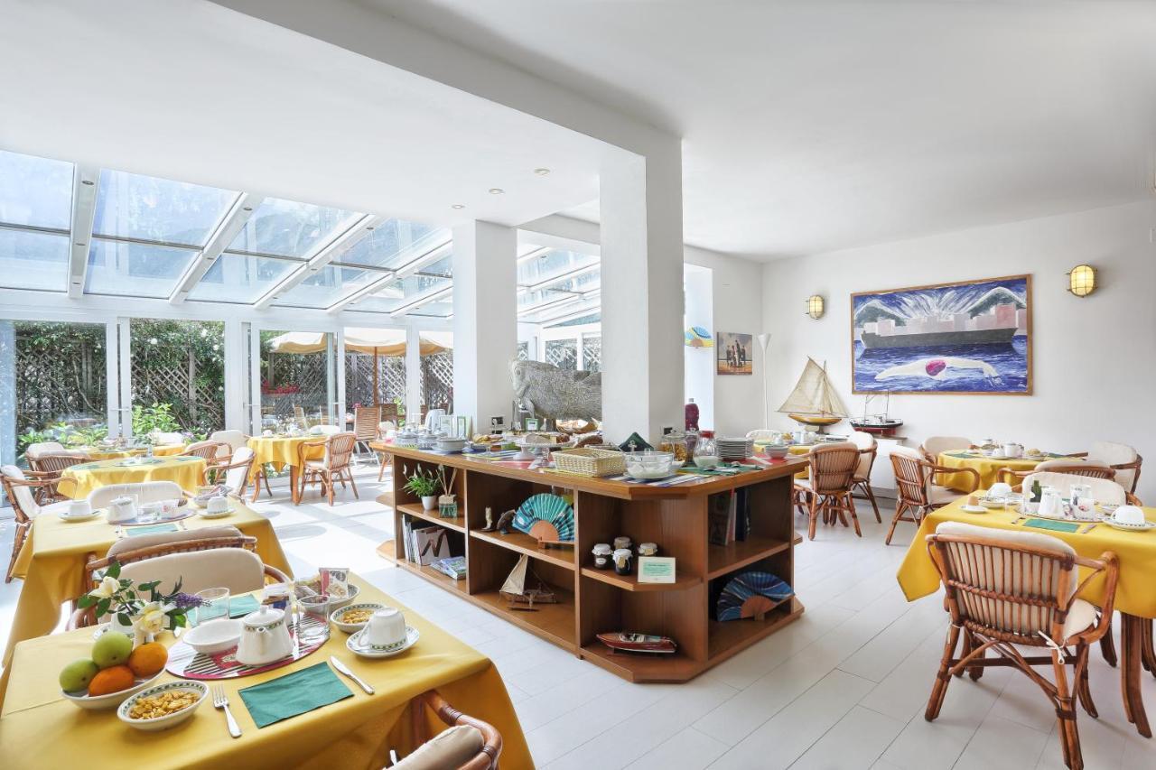 Hotel Yacht Club มาร์ชานา มารีนา ภายนอก รูปภาพ
