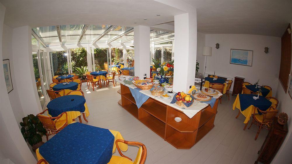 Hotel Yacht Club มาร์ชานา มารีนา ภายนอก รูปภาพ