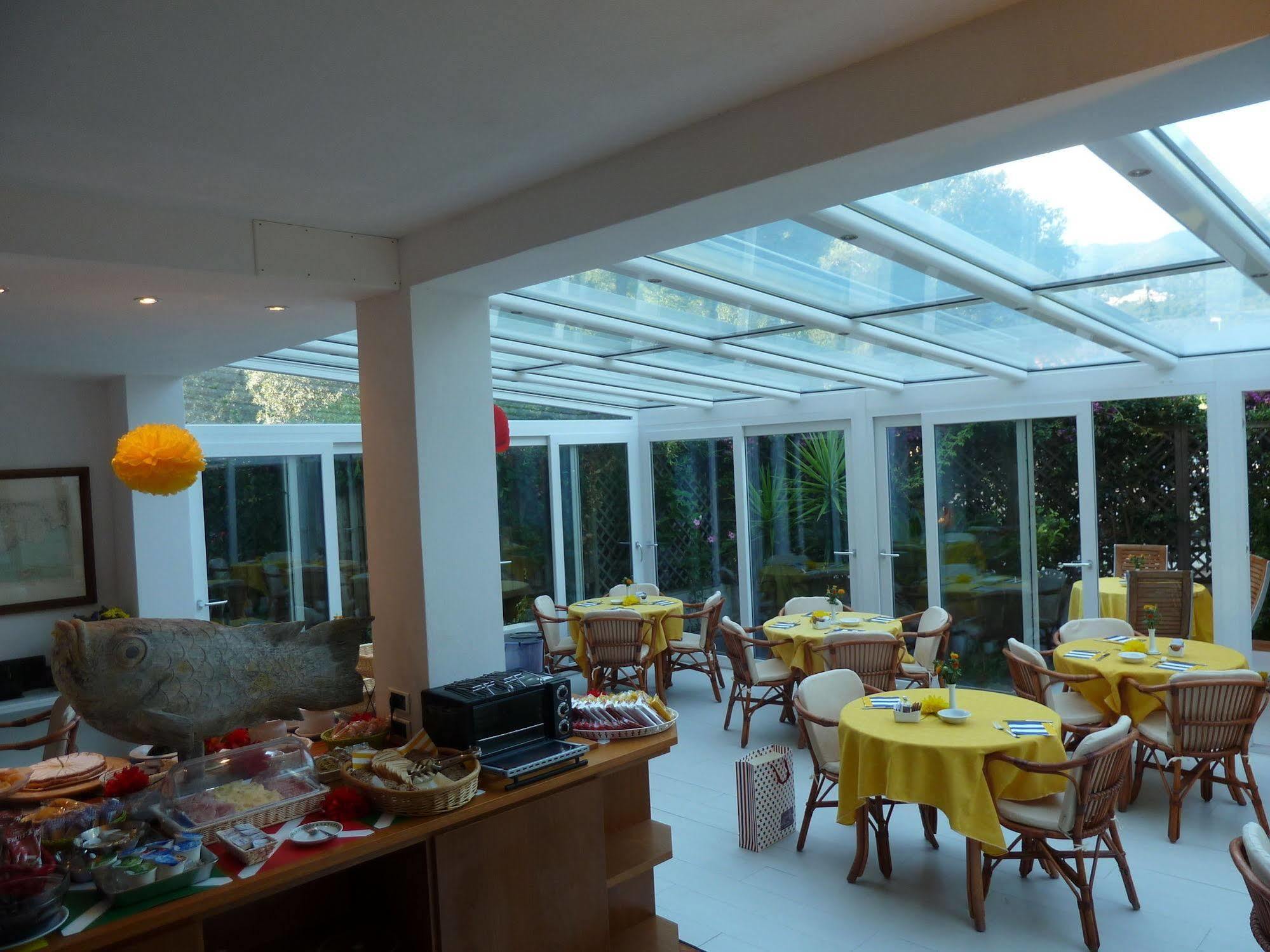 Hotel Yacht Club มาร์ชานา มารีนา ภายนอก รูปภาพ
