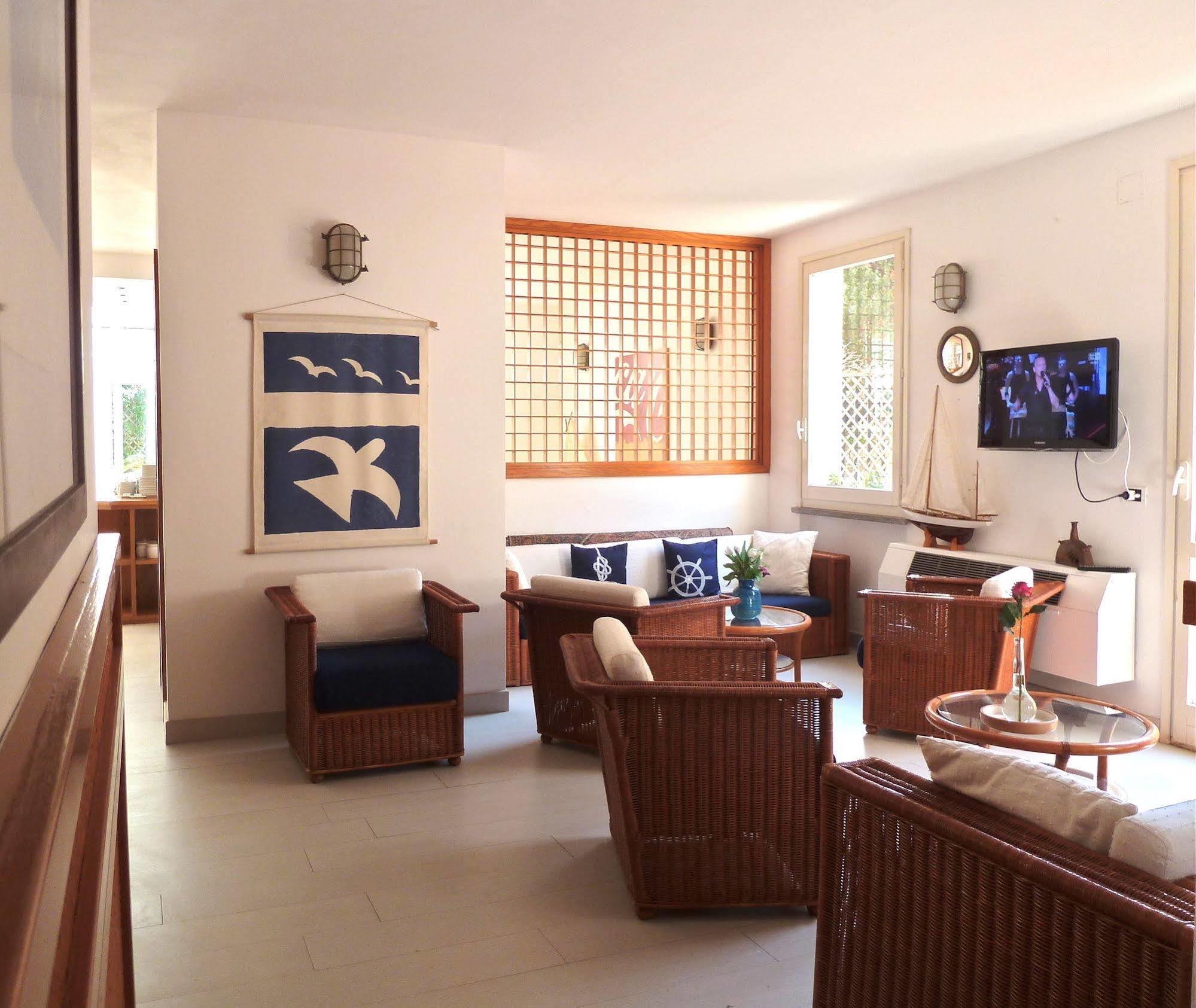 Hotel Yacht Club มาร์ชานา มารีนา ภายนอก รูปภาพ